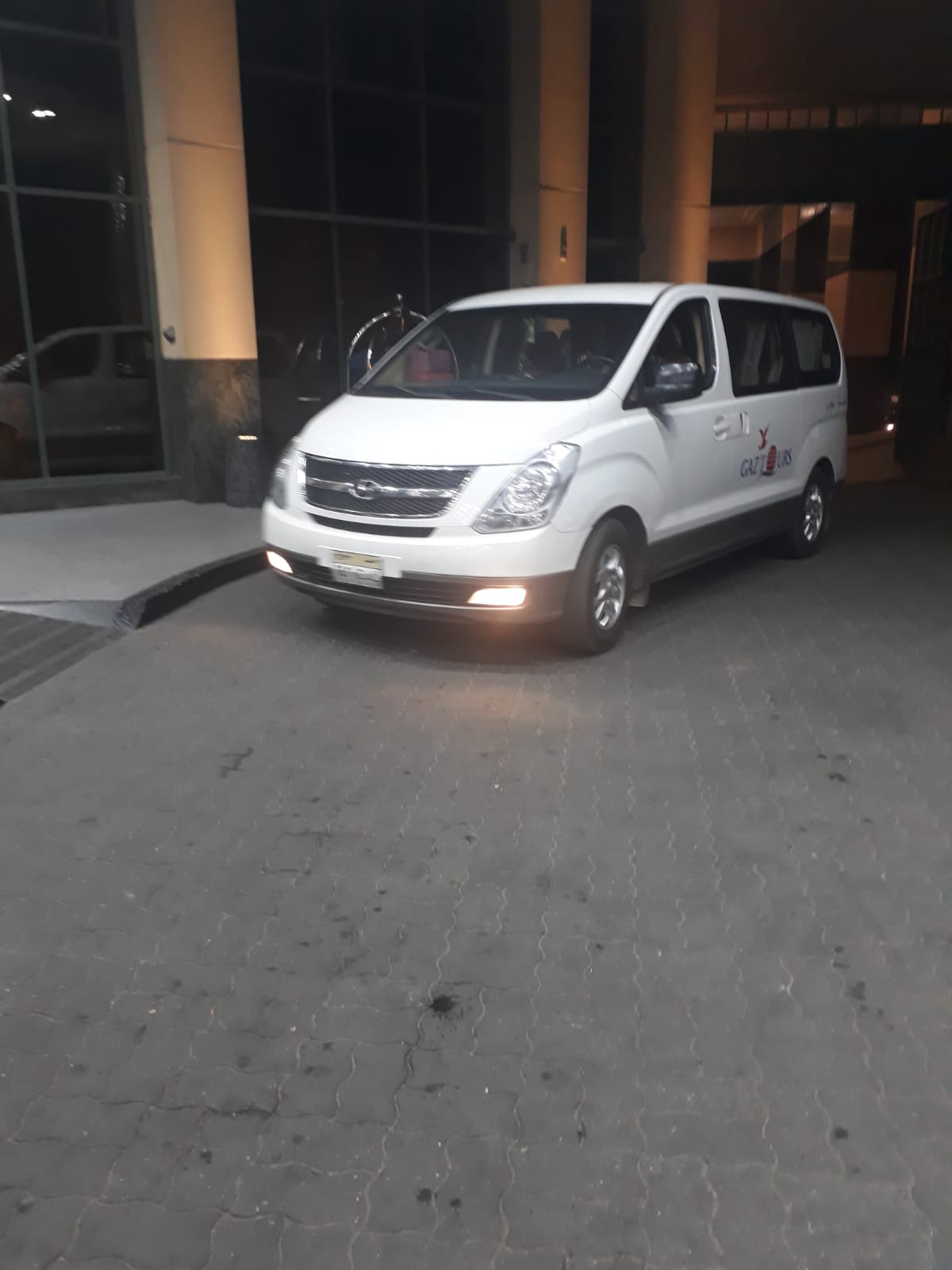 سيارات نقل جماعى اتش 1 وتيوتا هاى اكس